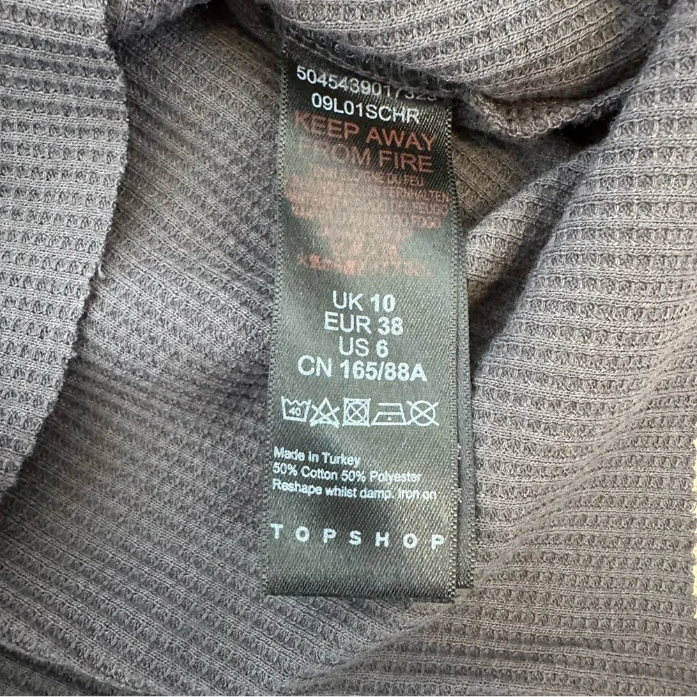 TOPSHOP Charcoal Waffle Henley Crew Neck Crop Top, Size 6 - Picture 6 of 9